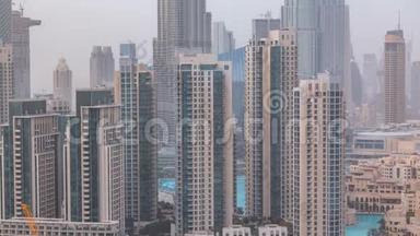 迪拜市中心的天际线与重<strong>新居</strong>住的塔楼时间推移，从屋顶观看。